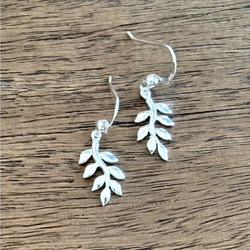 Dainty 925 Sterling Silver Leaf Dangle Earrings! NEW! - Picture 2 of 3